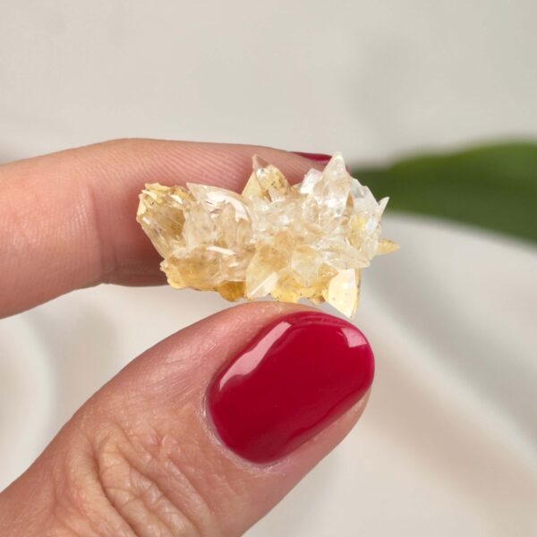 Himalayakvarts klynge med naturlig skønhed og kraftfuld energi. Forbindes med klarhed, balance og meditation. E-mærket webshop.