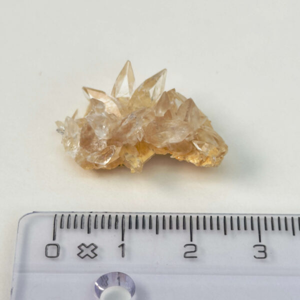 Himalayakvarts klynge med naturlig skønhed og kraftfuld energi. Forbindes med klarhed, balance og meditation. E-mærket webshop.