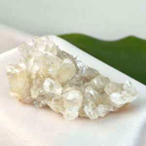 Himalayakvarts klynge med naturlig skønhed og kraftfuld energi. Forbindes med klarhed, balance og meditation. E-mærket webshop.