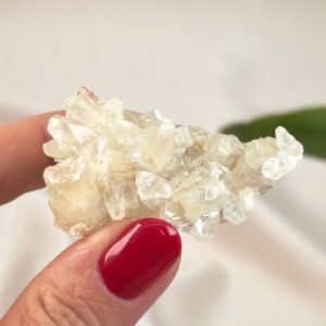 Himalayakvarts klynge med naturlig skønhed og kraftfuld energi. Forbindes med klarhed, balance og meditation. E-mærket webshop.