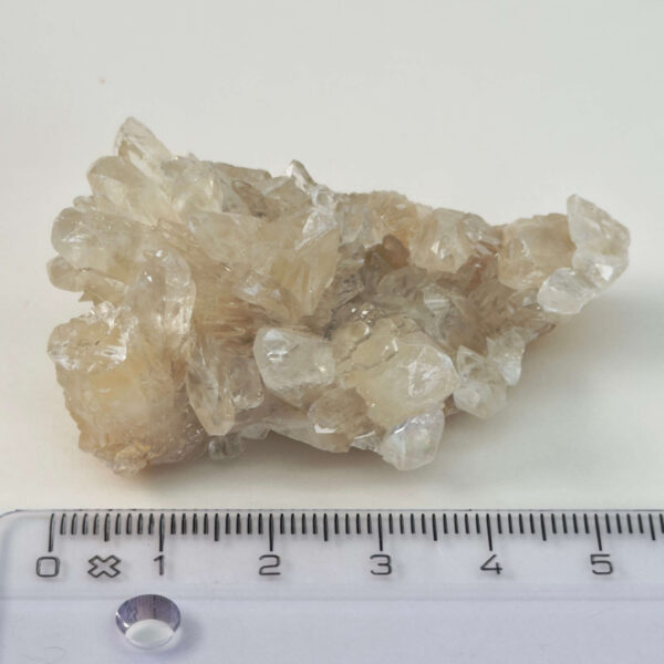Himalayakvarts klynge med naturlig skønhed og kraftfuld energi. Forbindes med klarhed, balance og meditation. E-mærket webshop.