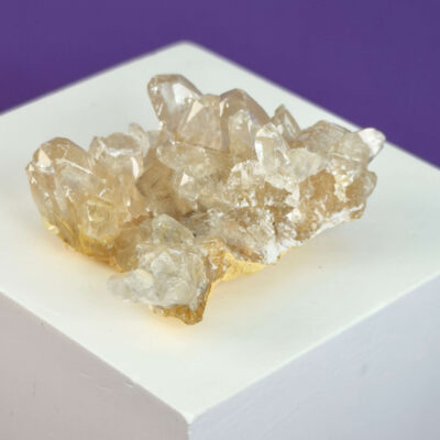 Himalayakvarts klynge med naturlig skønhed og kraftfuld energi. Forbindes med klarhed, balance og meditation. E-mærket webshop.
