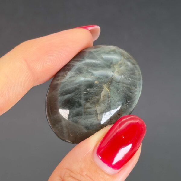 Poleret labradorit håndsten med flot iriserende farvespil, forbundet med beskyttelse, styrke og intuition.