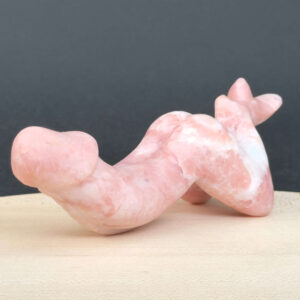Pink Opal Penis med bløde rosa nuancer og energi for selvkærlighed, livskraft og følelsesmæssig healing.