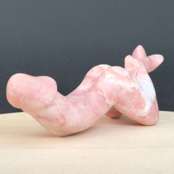 Pink Opal Penis med bløde rosa nuancer og energi for selvkærlighed, livskraft og følelsesmæssig healing.