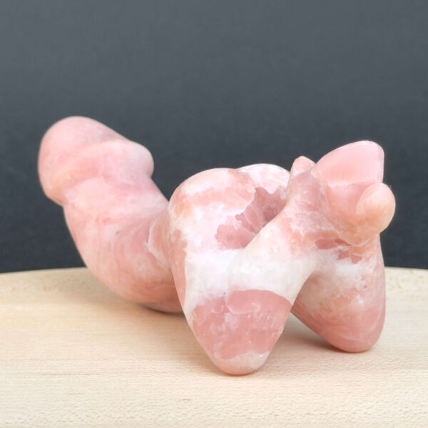 Pink Opal Penis med bløde rosa nuancer og energi for selvkærlighed, livskraft og følelsesmæssig healing.