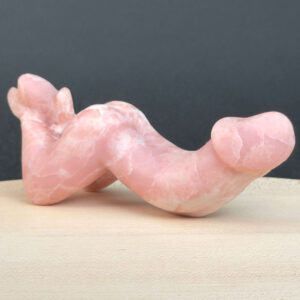 Pink Opal Penis med bløde rosa nuancer og energi for selvkærlighed, livskraft og følelsesmæssig healing.
