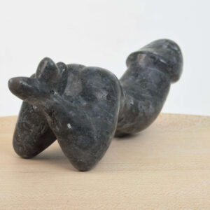 Larvikit Penis med mørke grå nuancer, blålige reflekser og energi for grounding, intuition og mental klarhed.