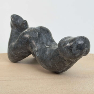 Larvikit Penis med mørke grå nuancer, blålige reflekser og energi for grounding, intuition og mental klarhed.