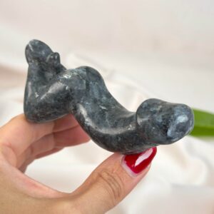 Larvikit Penis med mørke grå nuancer, blålige reflekser og energi for grounding, intuition og mental klarhed.