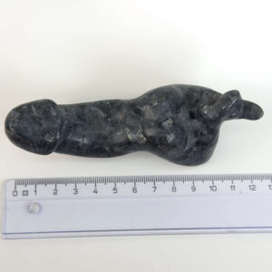 Larvikit Penis med mørke grå nuancer, blålige reflekser og energi for grounding, intuition og mental klarhed.