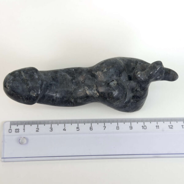 Larvikit Penis med mørke grå nuancer, blålige reflekser og energi for grounding, intuition og mental klarhed.