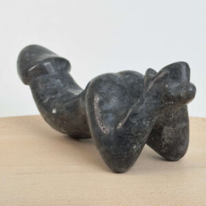 Larvikit Penis med mørke grå nuancer, blålige reflekser og energi for grounding, intuition og mental klarhed.