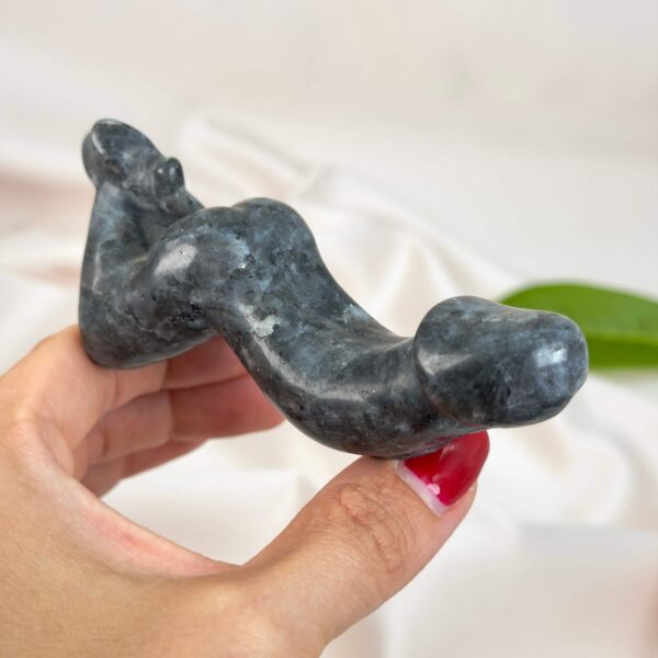 Larvikit Penis med mørke grå nuancer, blålige reflekser og energi for grounding, intuition og mental klarhed.