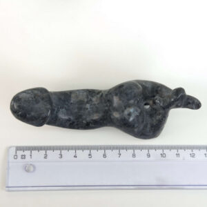 Larvikit Penis med mørke grå nuancer, blålige reflekser og energi for grounding, intuition og mental klarhed.