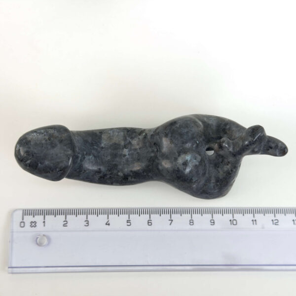 Larvikit Penis med mørke grå nuancer, blålige reflekser og energi for grounding, intuition og mental klarhed.