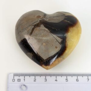 Septarie hjerte med naturlige gyldne årer og varme jordfarver, som symboliserer grounding, selvtillid og indre styrke.