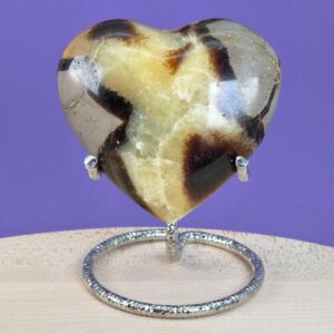Septarie hjerte med naturlige gyldne årer og varme jordfarver, som symboliserer grounding, selvtillid og indre styrke.