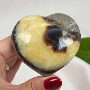 Septarie hjerte med naturlige gyldne årer og varme jordfarver, som symboliserer grounding, selvtillid og indre styrke.