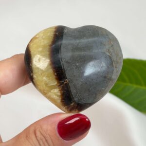 Septarie hjerte med naturlige gyldne årer og varme jordfarver, som symboliserer grounding, selvtillid og indre styrke.