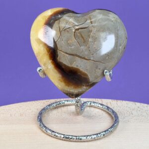 Septarie hjerte med naturlige gyldne årer og varme jordfarver, som symboliserer grounding, selvtillid og indre styrke.