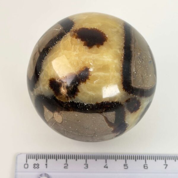 Septarie kugle med naturlige gyldne årer og varme jordfarver, som symboliserer grounding, balance og indre styrke.