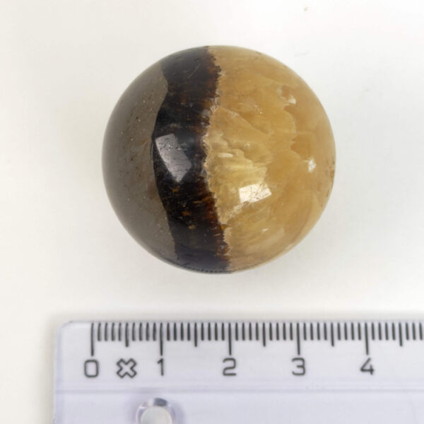Septarie kugle med naturlige gyldne årer og varme jordfarver, som symboliserer grounding, balance og indre styrke.