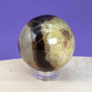 Septarie kugle med naturlige gyldne årer og varme jordfarver, som symboliserer grounding, balance og indre styrke.