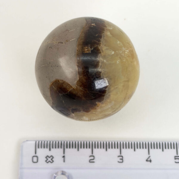 Septarie kugle med naturlige gyldne årer og varme jordfarver, som symboliserer grounding, balance og indre styrke.