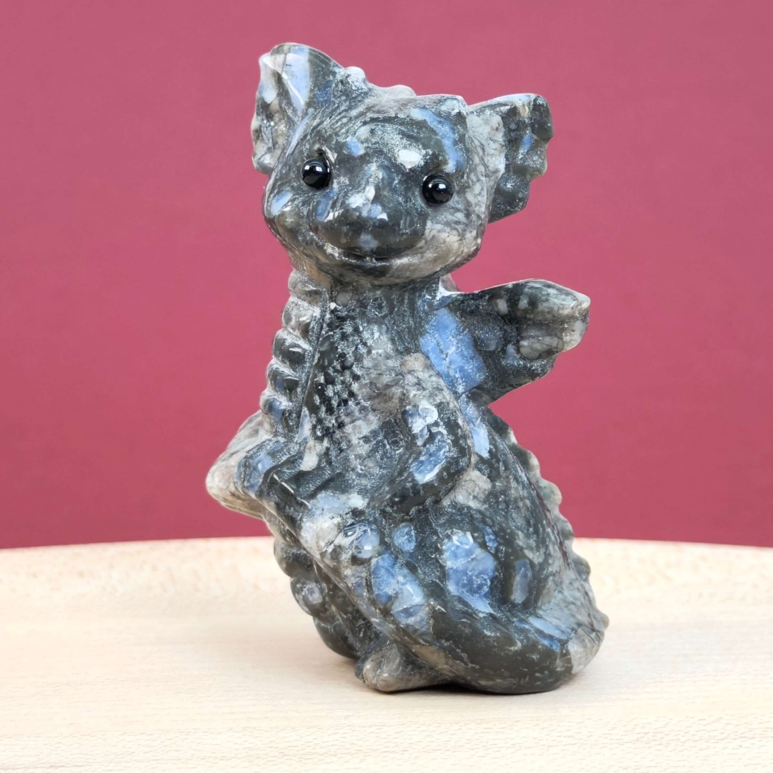 Llanite babydrage med naturlige blå krystaller og energi for grounding, intuition, mental klarhed og indre balance.