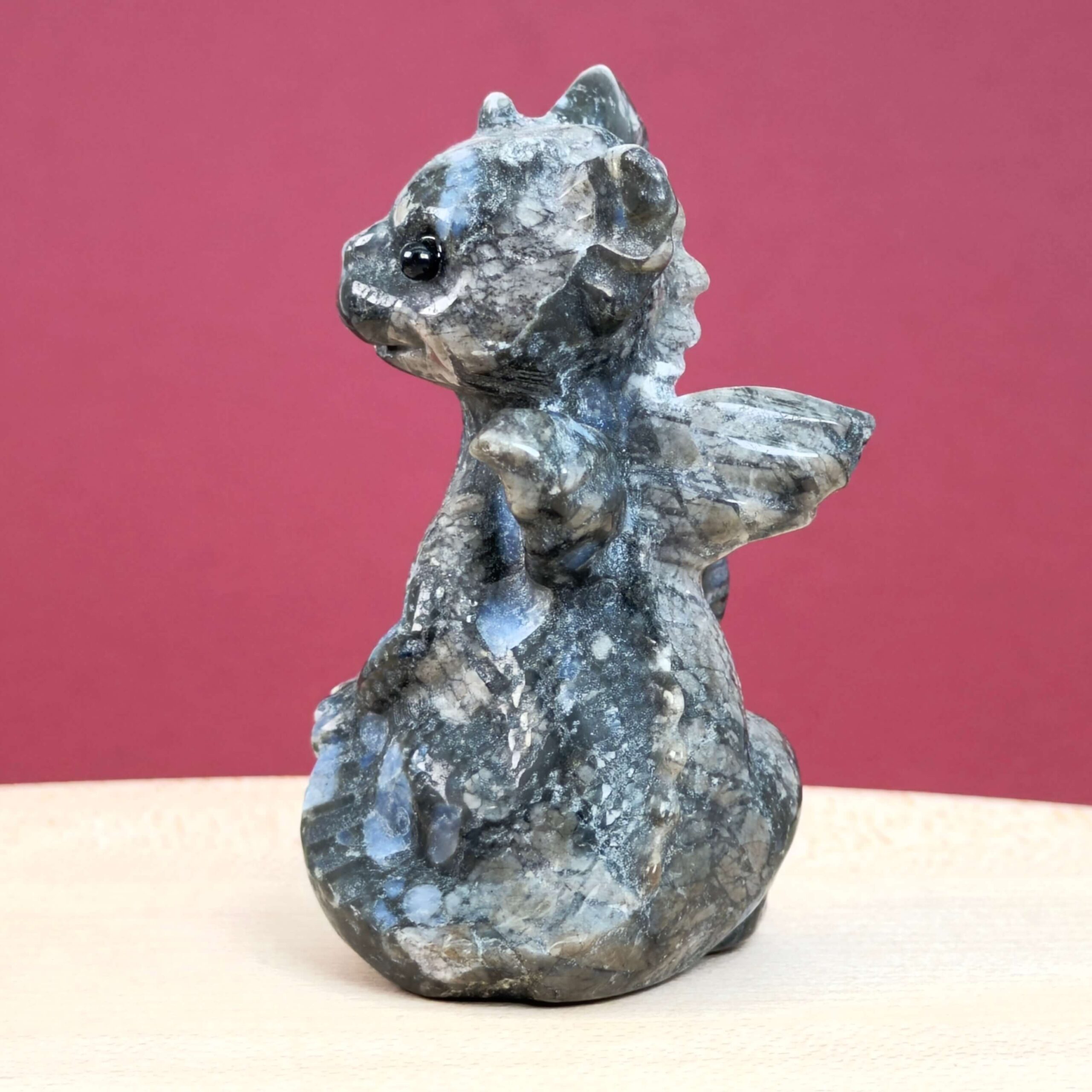 Llanite babydrage med naturlige blå krystaller og energi for grounding, intuition, mental klarhed og indre balance.