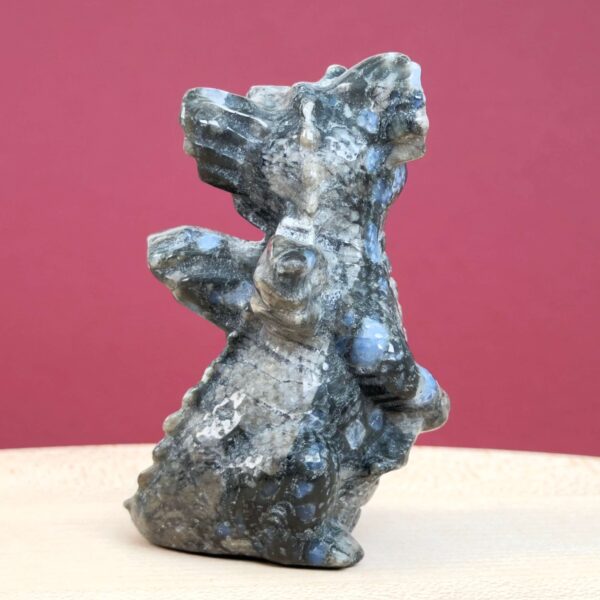 Llanite babydrage med naturlige blå krystaller og energi for grounding, intuition, mental klarhed og indre balance.