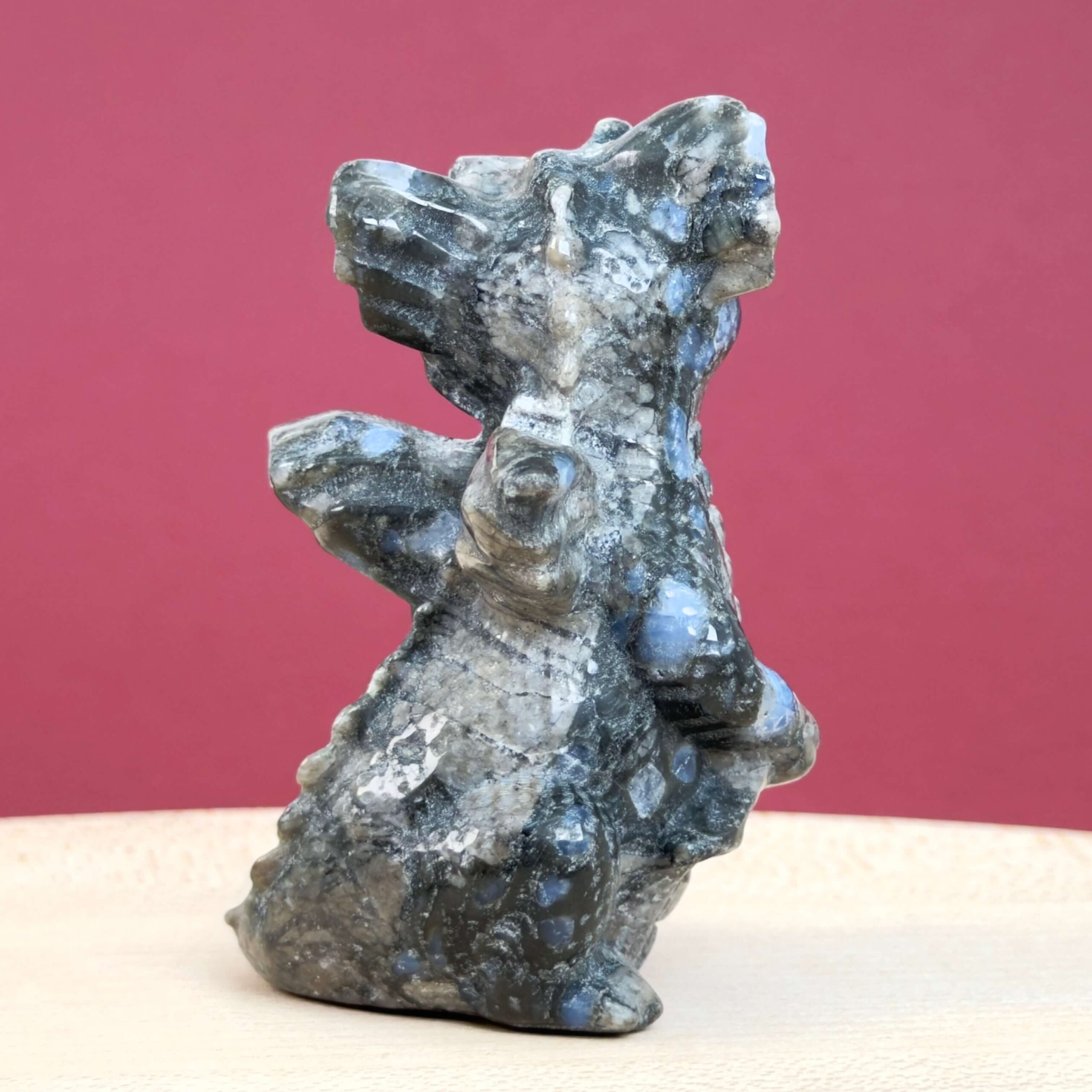 Llanite babydrage med naturlige blå krystaller og energi for grounding, intuition, mental klarhed og indre balance.