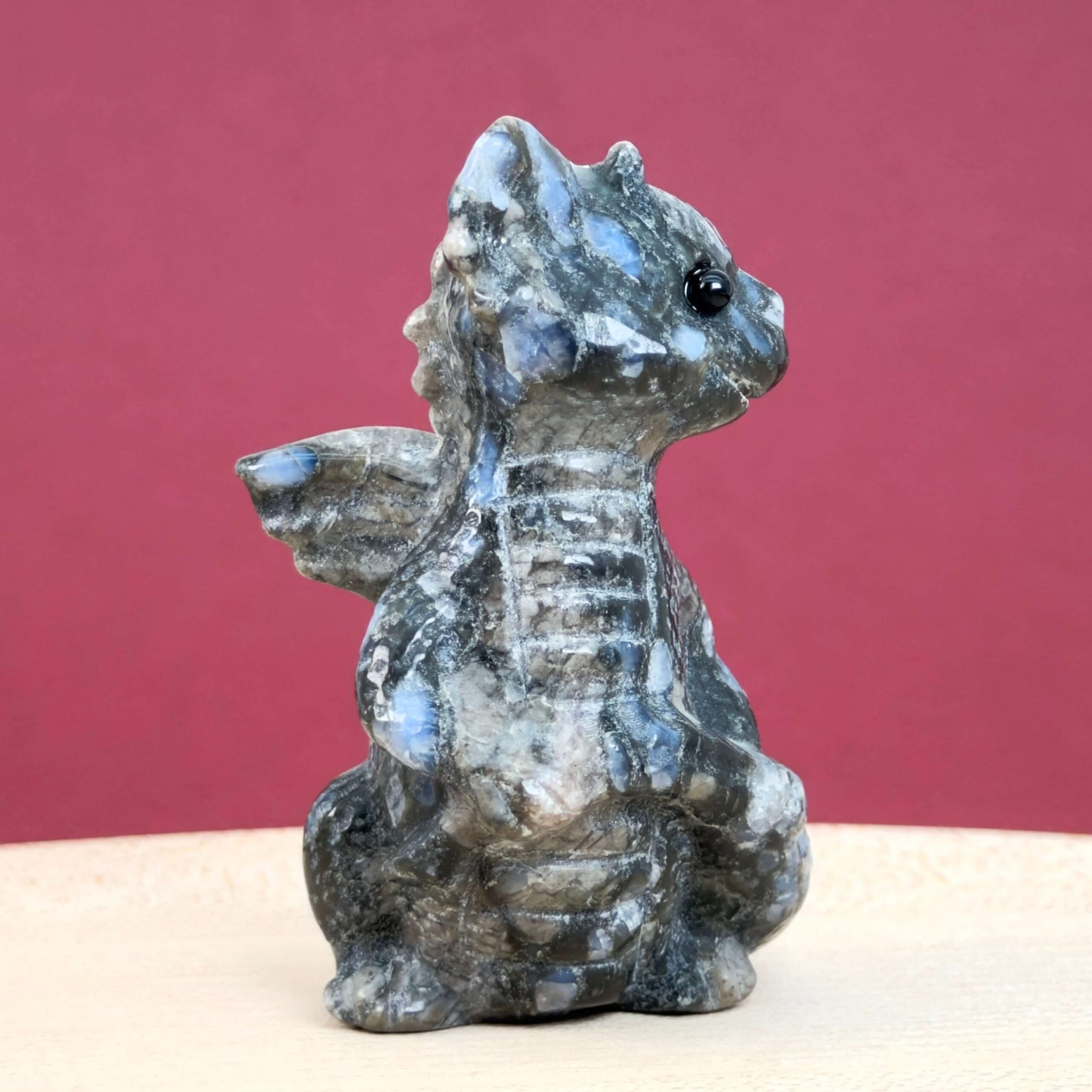 Llanite babydrage med naturlige blå krystaller og energi for grounding, intuition, mental klarhed og indre balance.
