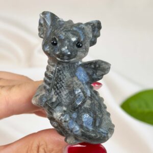 Llanite babydrage med naturlige blå krystaller og energi for grounding, intuition, mental klarhed og indre balance.