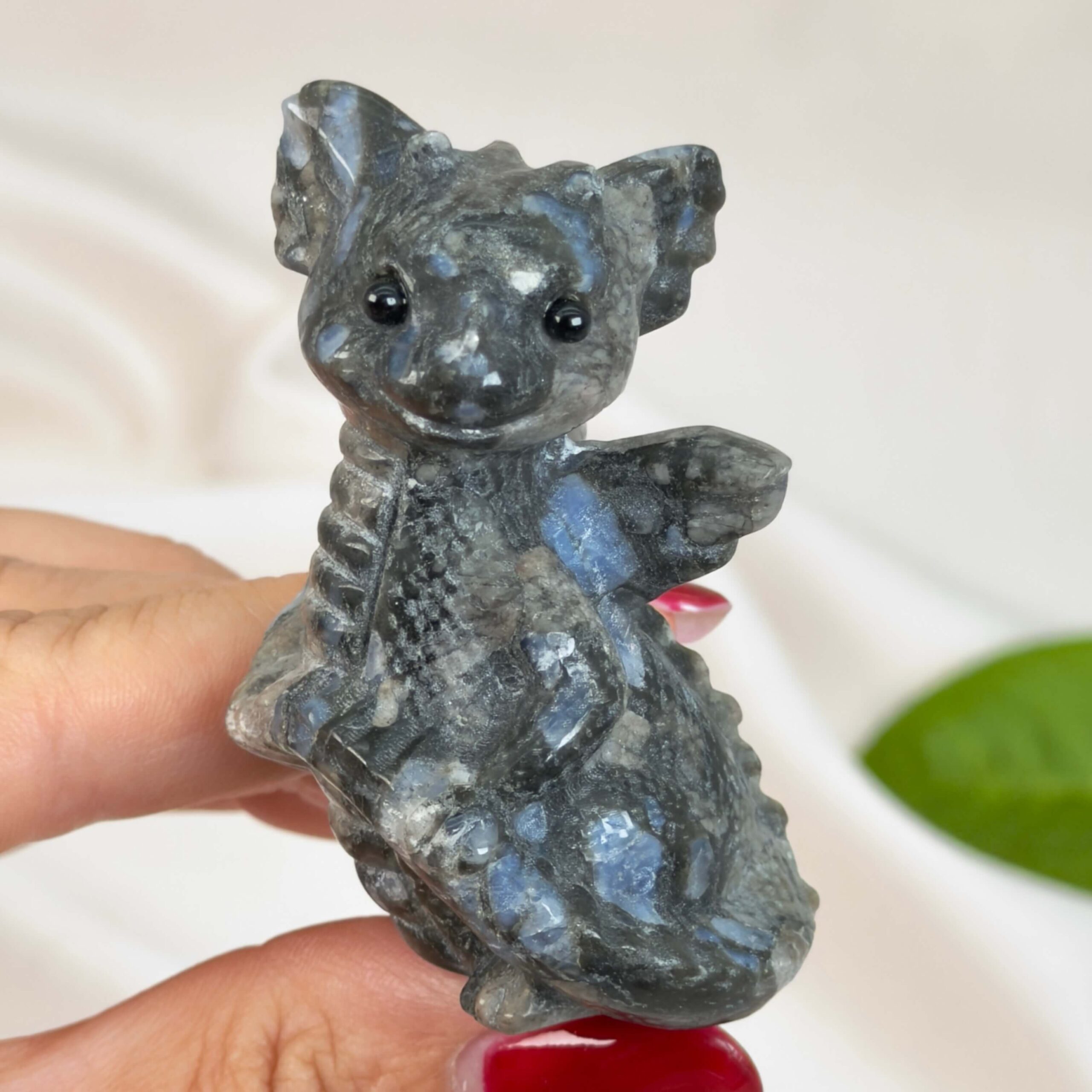 Llanite babydrage med naturlige blå krystaller og energi for grounding, intuition, mental klarhed og indre balance.