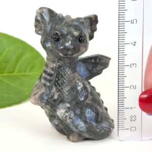 Llanite babydrage med naturlige blå krystaller og energi for grounding, intuition, mental klarhed og indre balance.