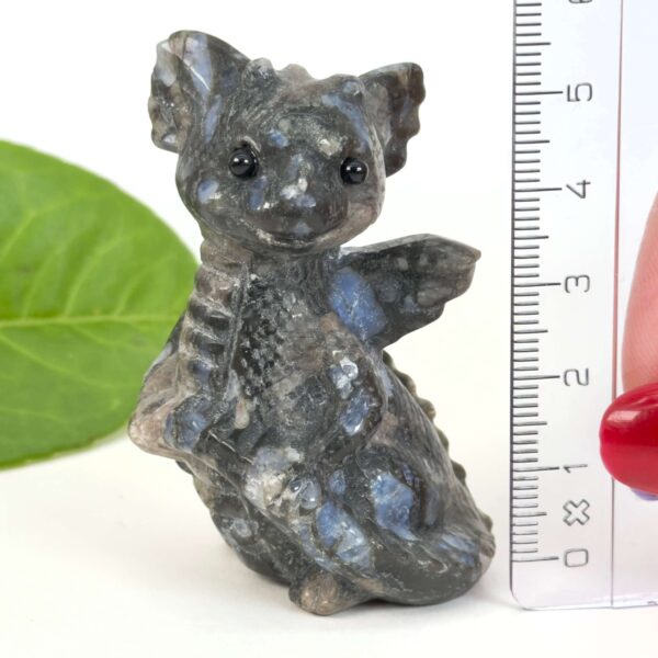 Llanite babydrage med naturlige blå krystaller og energi for grounding, intuition, mental klarhed og indre balance.