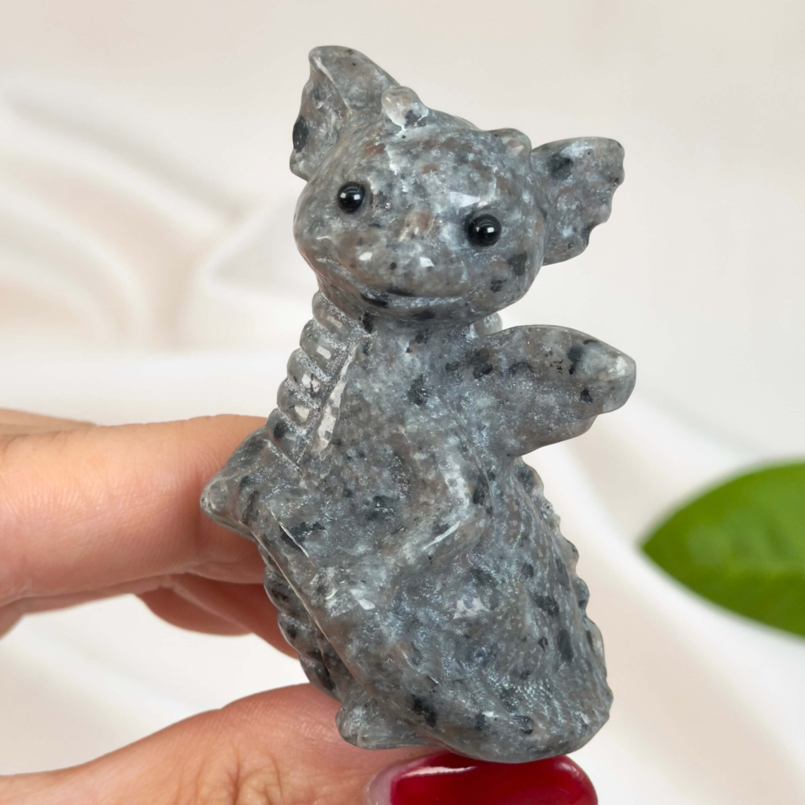 Yooperlite babydrage med naturlige mønstre og spektakulær fluorescens under UV-lys, som symboliserer kommunikation og selvudtryk.