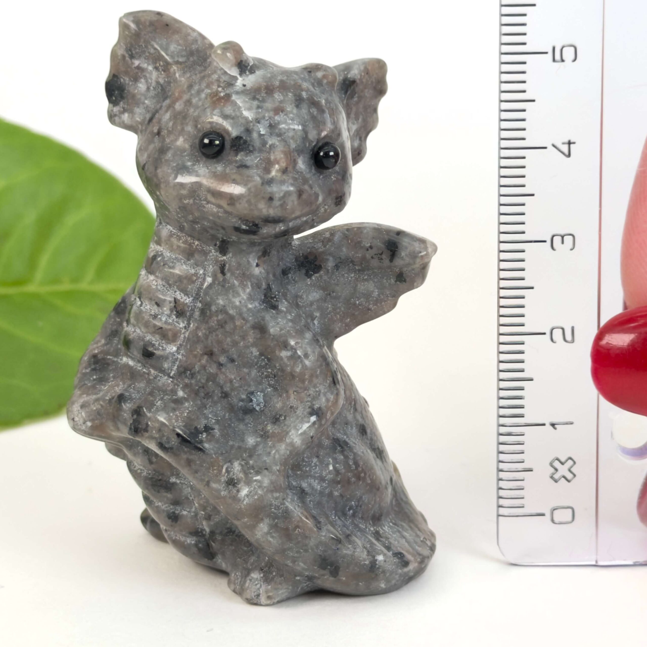 Yooperlite babydrage med naturlige mønstre og spektakulær fluorescens under UV-lys, som symboliserer kommunikation og selvudtryk.