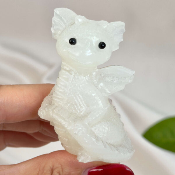 Hvid Calsit babydrage med lyse nuancer og energi for klarhed, energirensning, indre ro og spirituel balance.