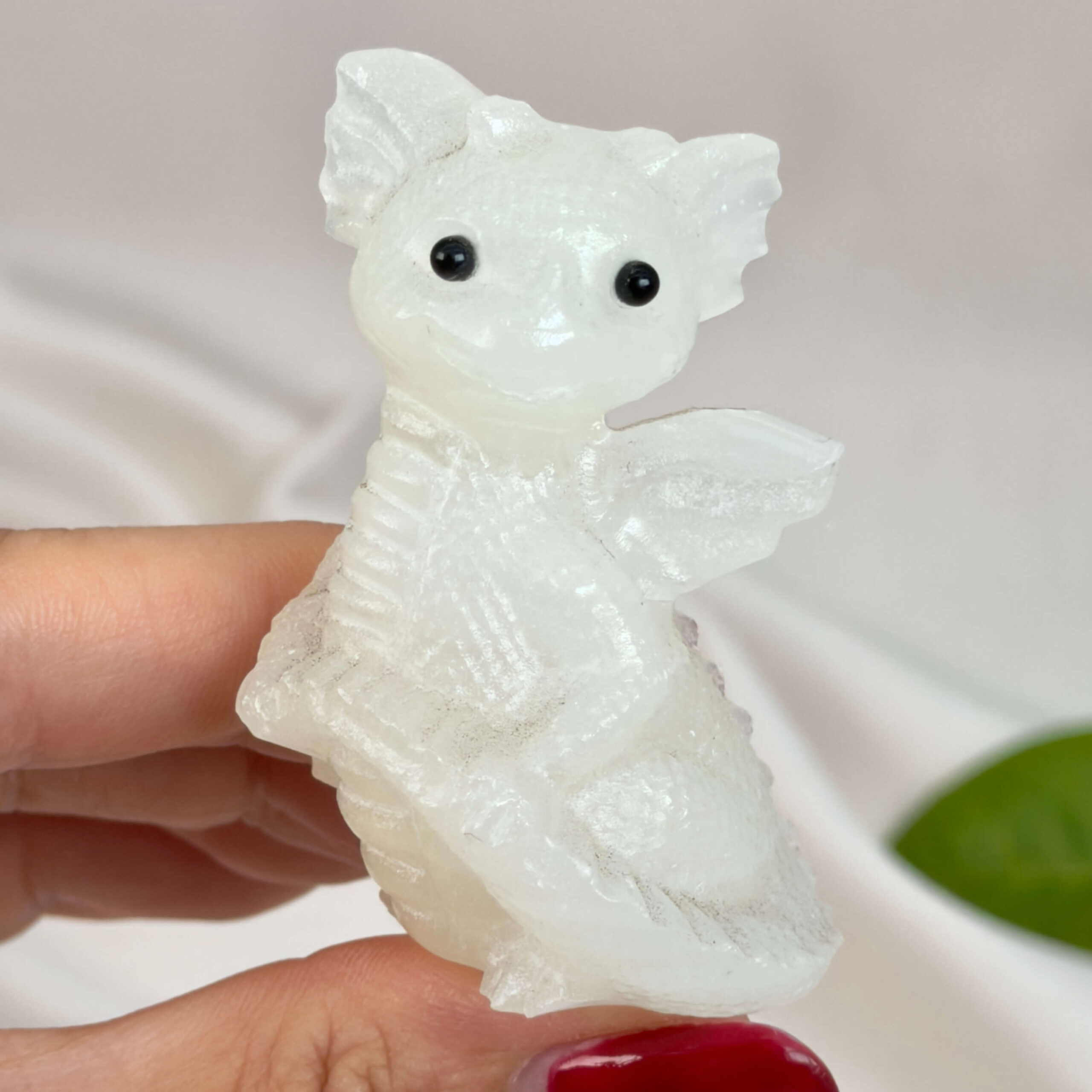 Hvid Calsit babydrage med lyse nuancer og energi for klarhed, energirensning, indre ro og spirituel balance.