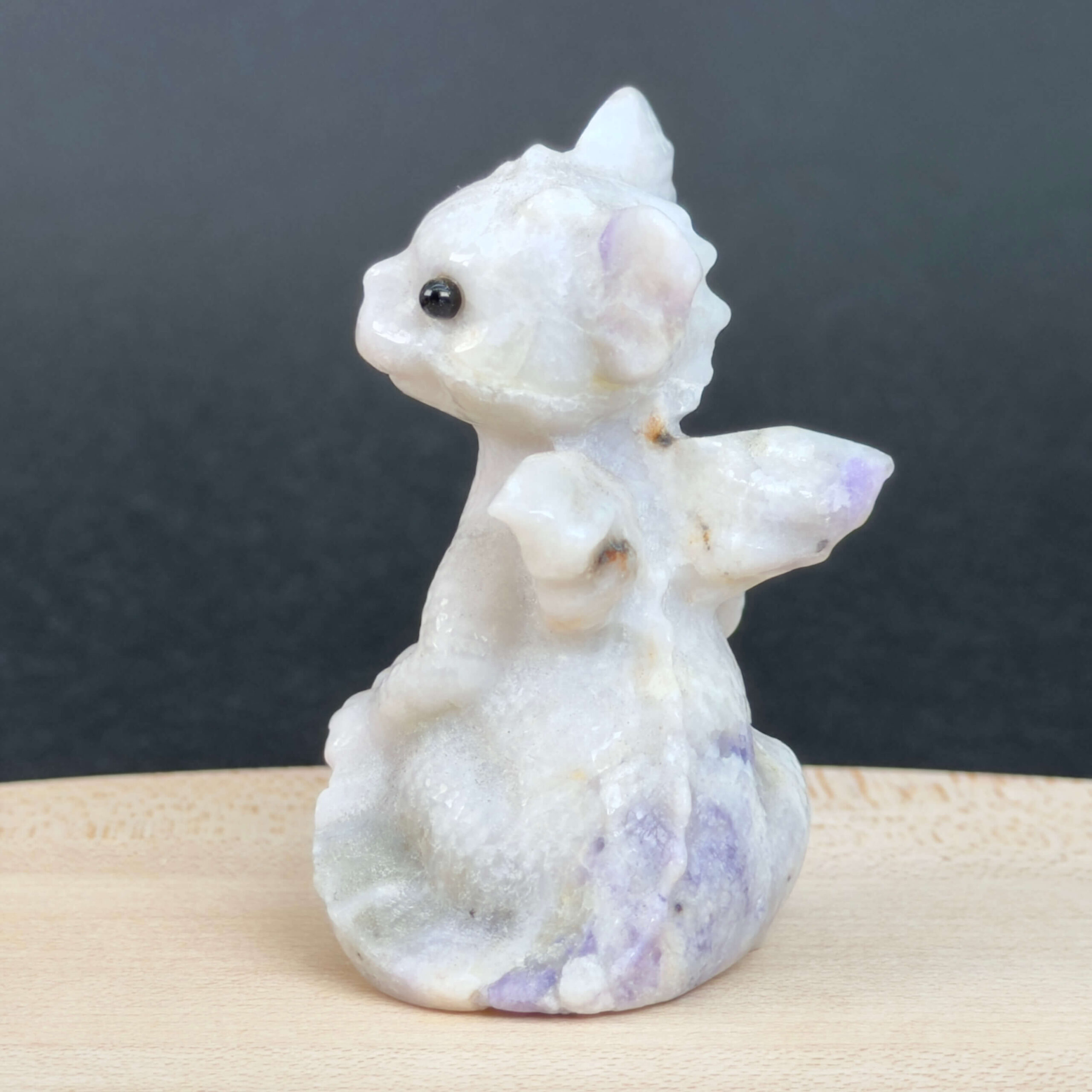 Sugilit babydrage med lilla nuancer og energi for intuition, spirituel beskyttelse, følelsesmæssig healing og indre ro.
