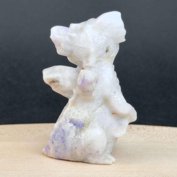 Sugilit babydrage med lilla nuancer og energi for intuition, spirituel beskyttelse, følelsesmæssig healing og indre ro.