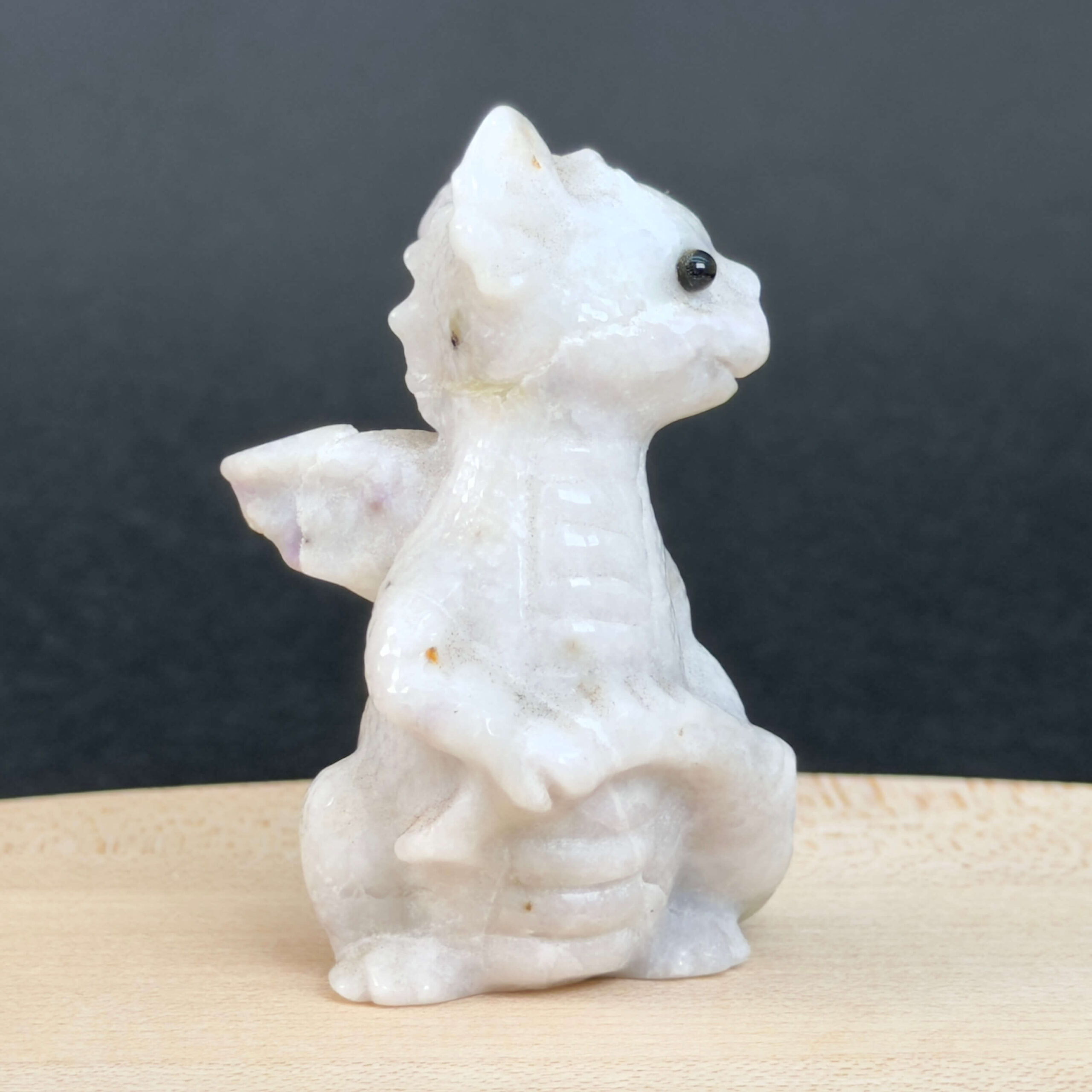 Sugilit babydrage med lilla nuancer og energi for intuition, spirituel beskyttelse, følelsesmæssig healing og indre ro.