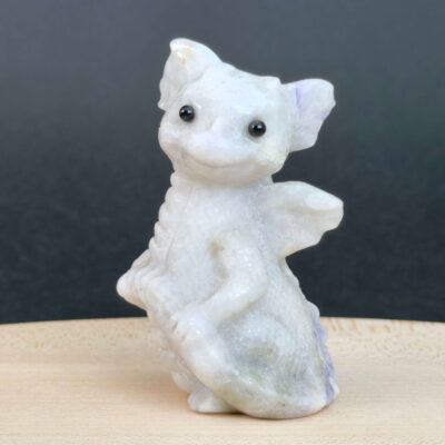 Sugilit babydrage med lilla nuancer og energi for intuition, spirituel beskyttelse, følelsesmæssig healing og indre ro.