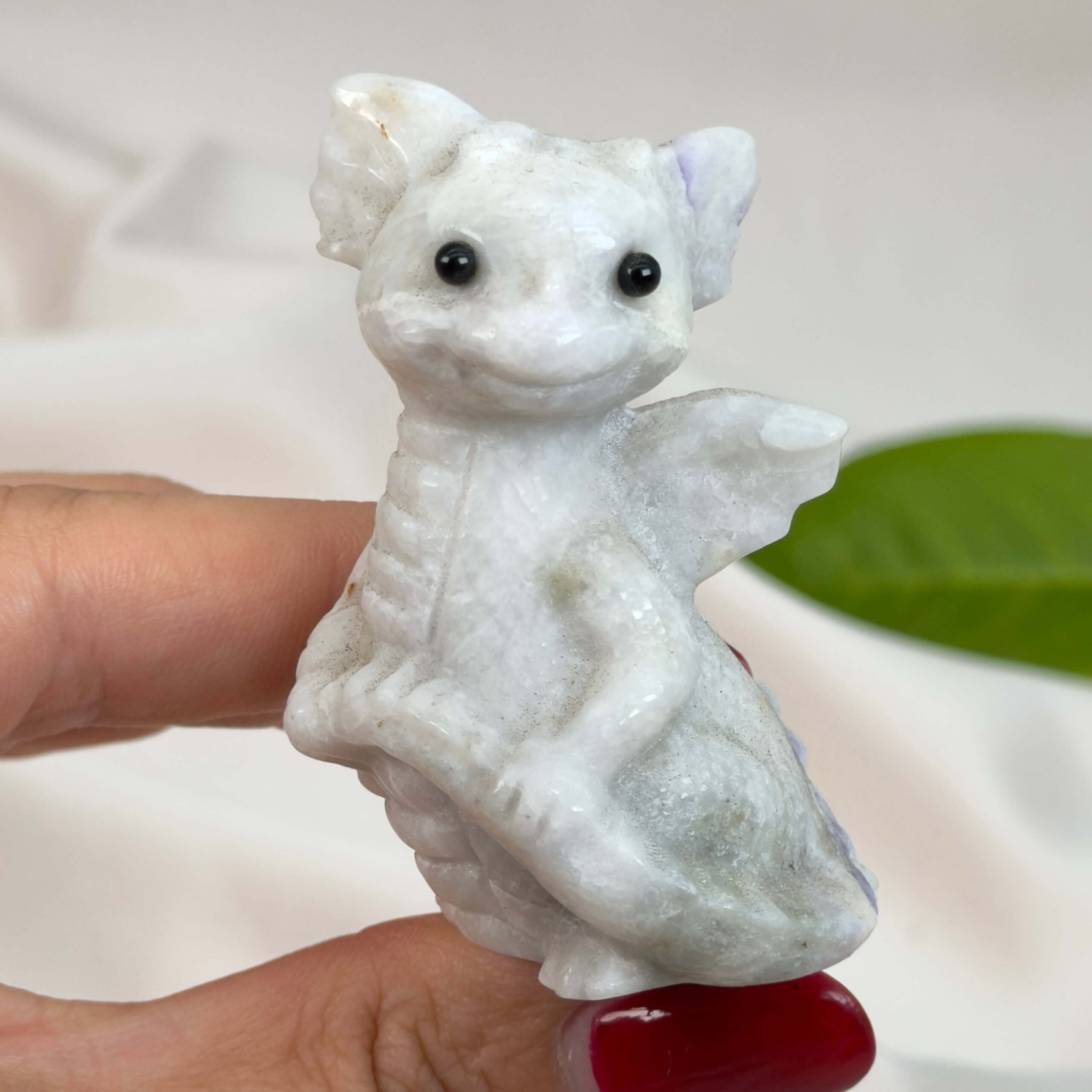 Sugilit babydrage med lilla nuancer og energi for intuition, spirituel beskyttelse, følelsesmæssig healing og indre ro.