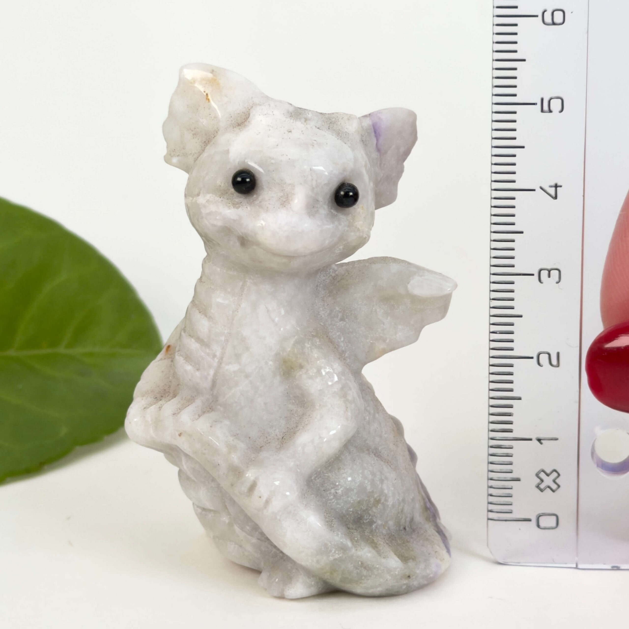 Sugilit babydrage med lilla nuancer og energi for intuition, spirituel beskyttelse, følelsesmæssig healing og indre ro.