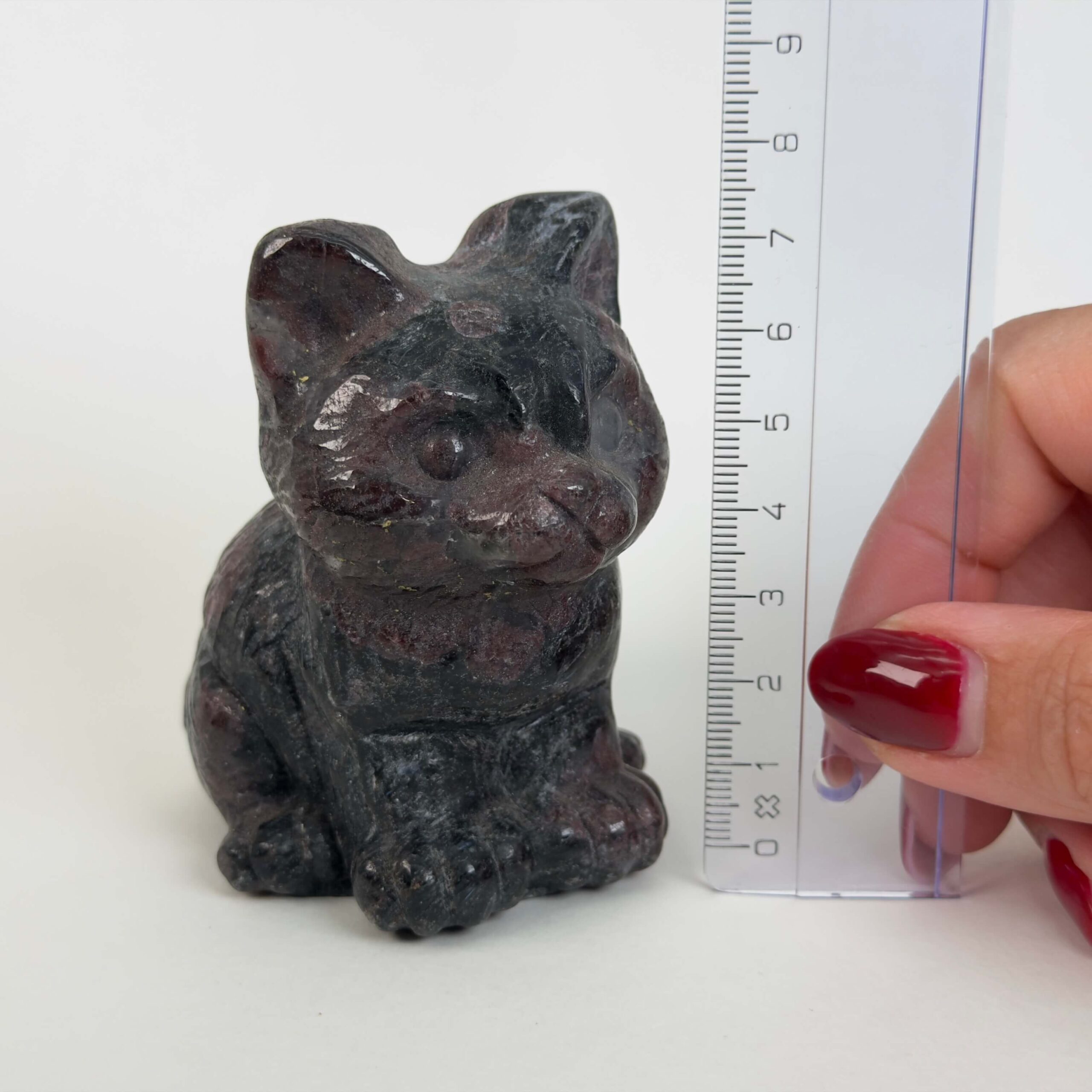 Granat kat med dybrøde nuancer, der symboliserer styrke, energi, grounding og personlig udvikling.