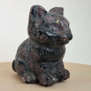 Granat kat med dybrøde nuancer, der symboliserer styrke, energi, grounding og personlig udvikling.